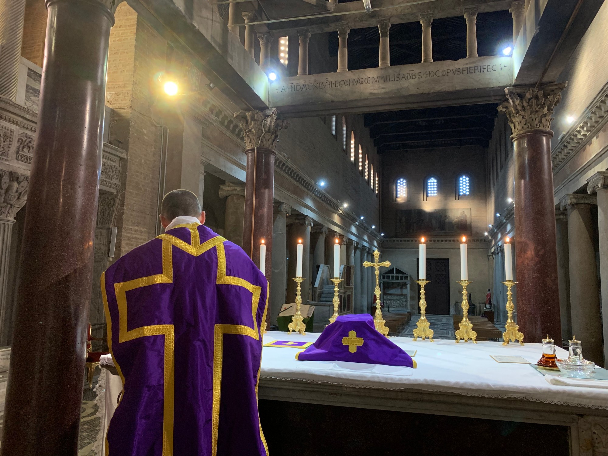 Celebration of the traditional Mass on the High Altar of San Lorenzo fuori le mura. Credit: Jacob Stein | Crux Stationalis